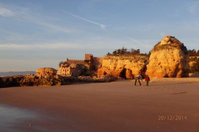 La plage de Ferragudo avec son fort