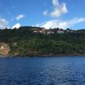 La côte en surplomb du mouillage
