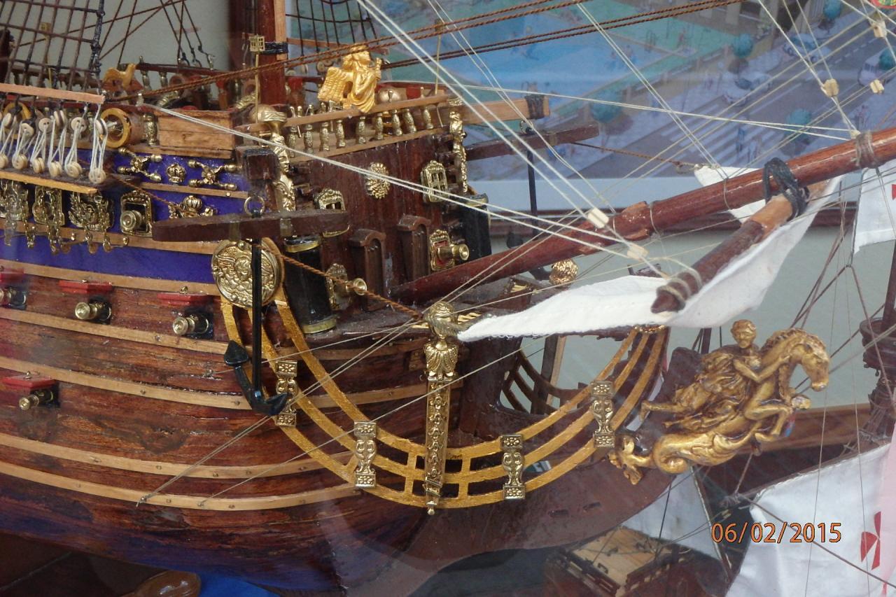 Rota - une superbe maquette de bateau en vitrine (détail)
