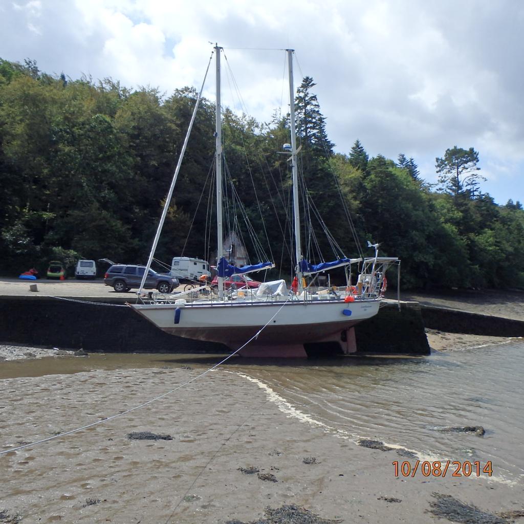 Lambarena à quai à la cale de Pors Meillou
