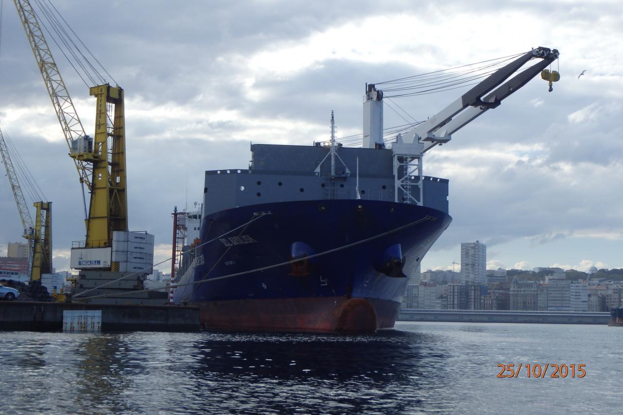 Un gros cargo dans le port de commerce