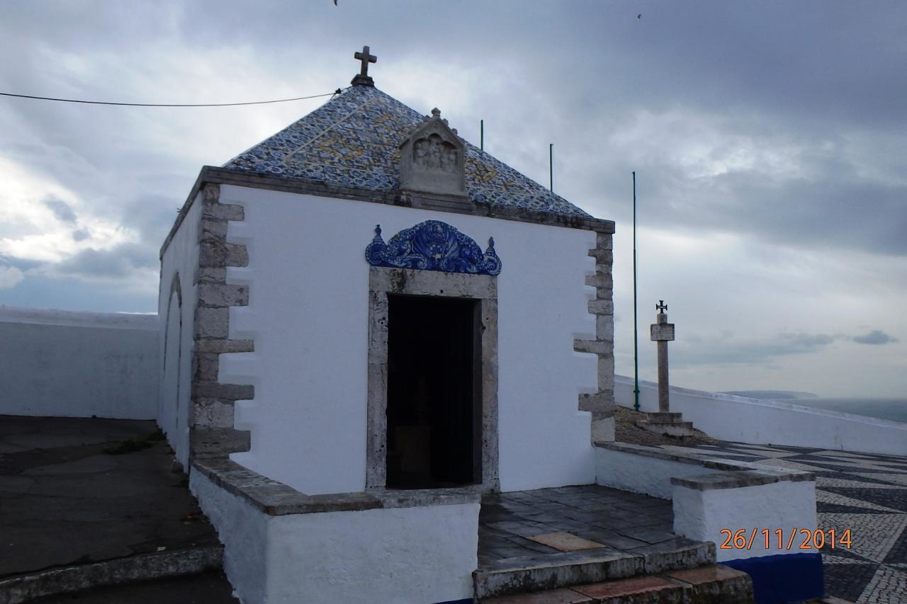 une chapelle en bord de falaise à Sitio