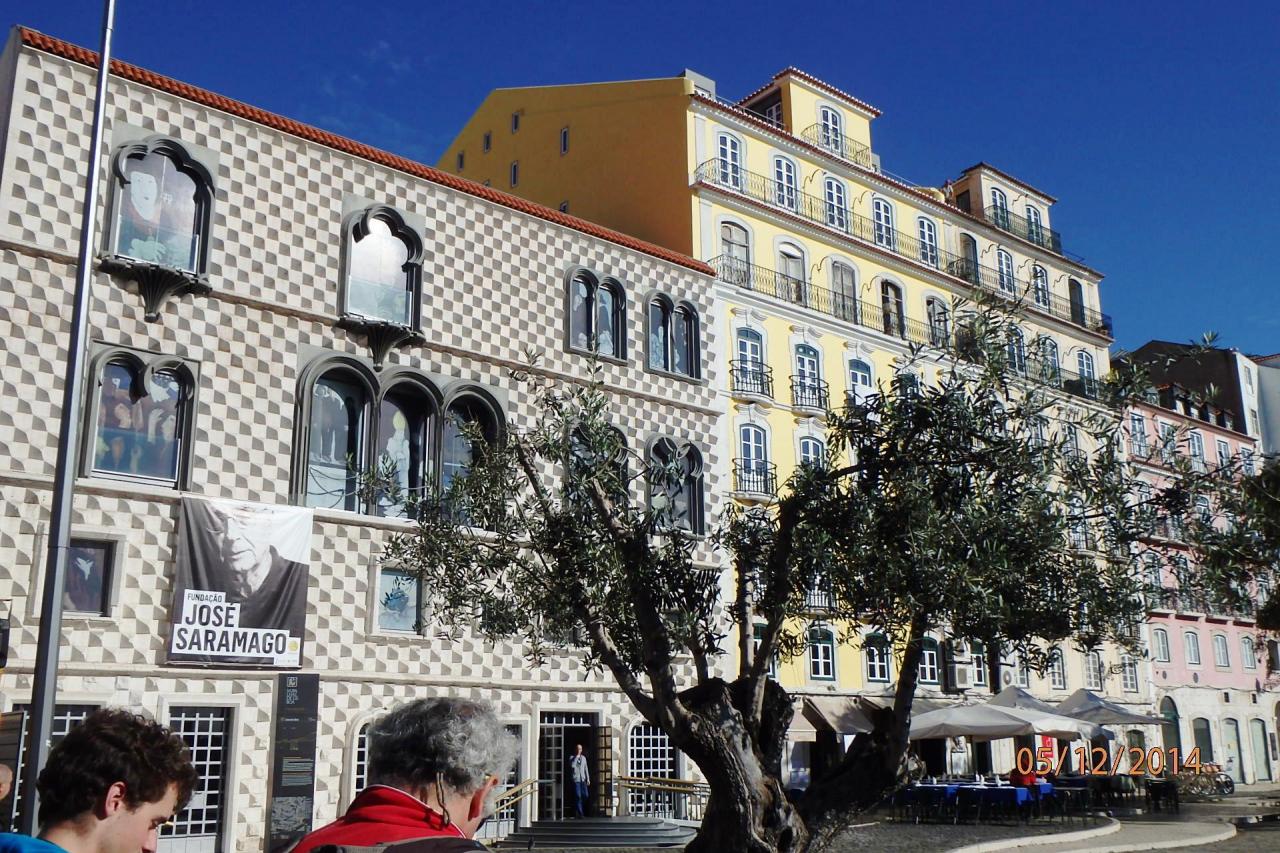 Lisbonne : laplaceoù on a déjeuné en terrasse