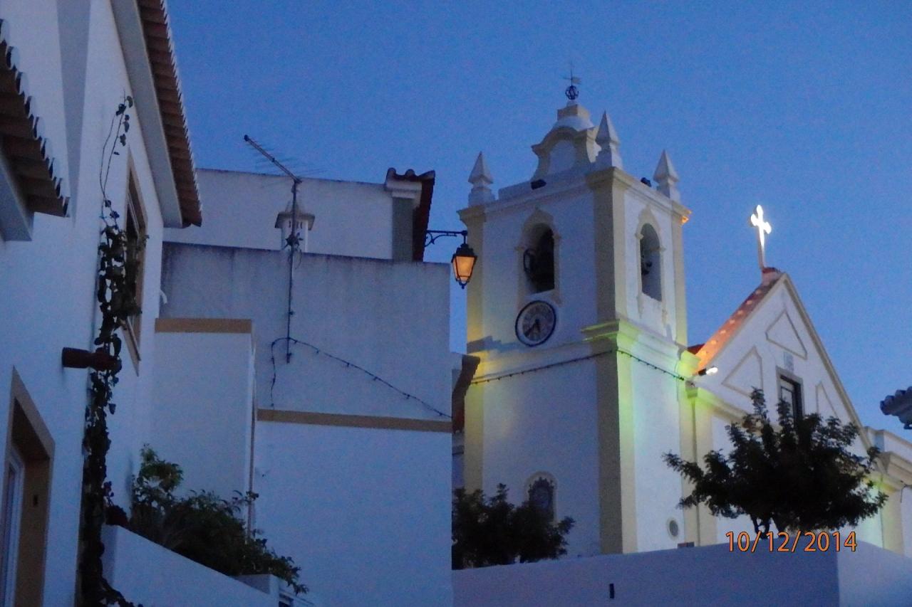 L'église à la nuit tombante