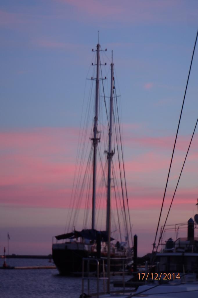 un voilier au coucher de soleil dans la marina