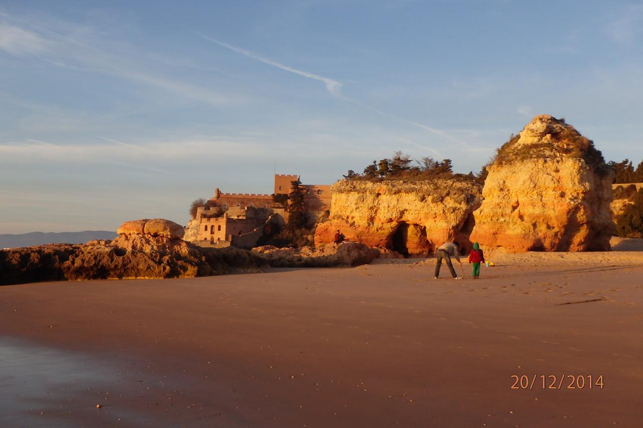 La plage devant le fort au coucher de soleil