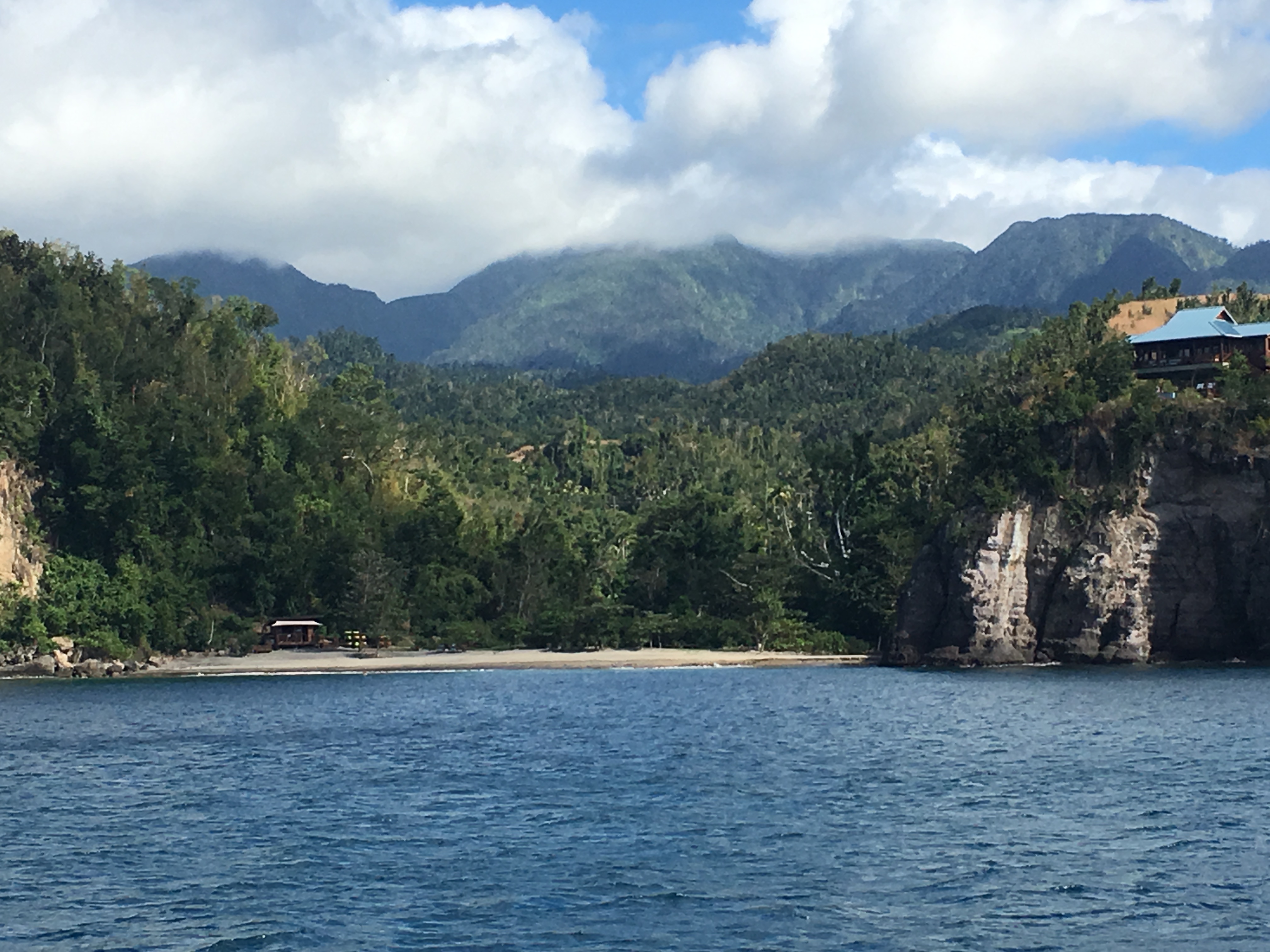 Une jolie crique sur la côte sud de la baie