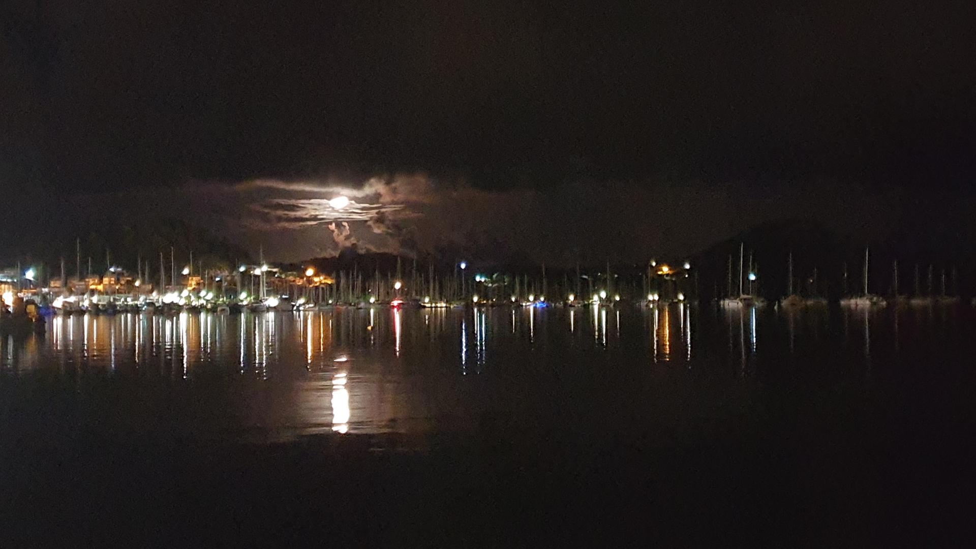 Mouillage du Marin par une belle pleine lune