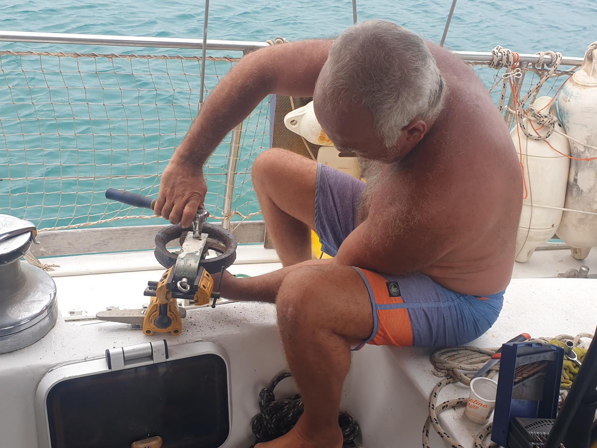 Thierry répare la poulie des pêcheurs
