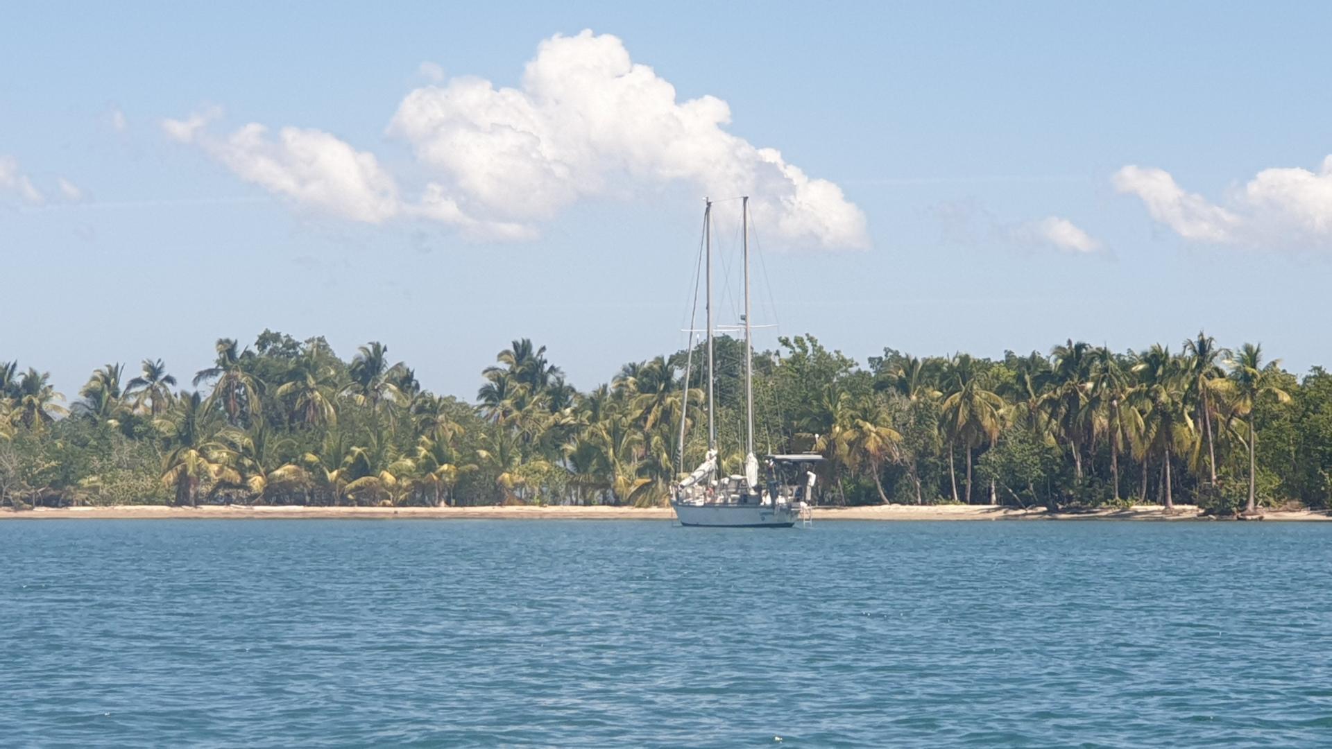 Lambarena devant la plage de cocotiers