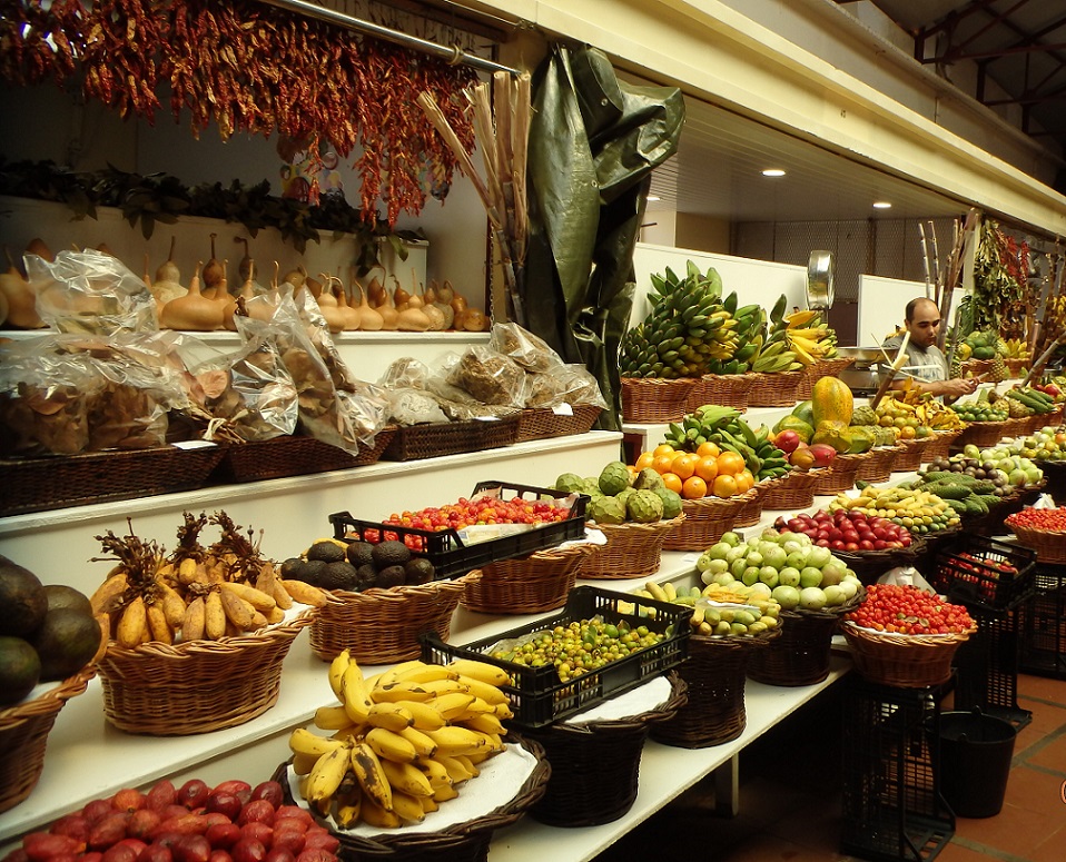 Etal de fruits et légumes au marché