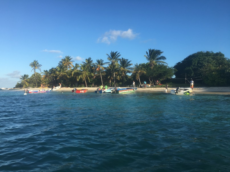 L'îlot de Petit Bateau abrite un restaurant sur la plage