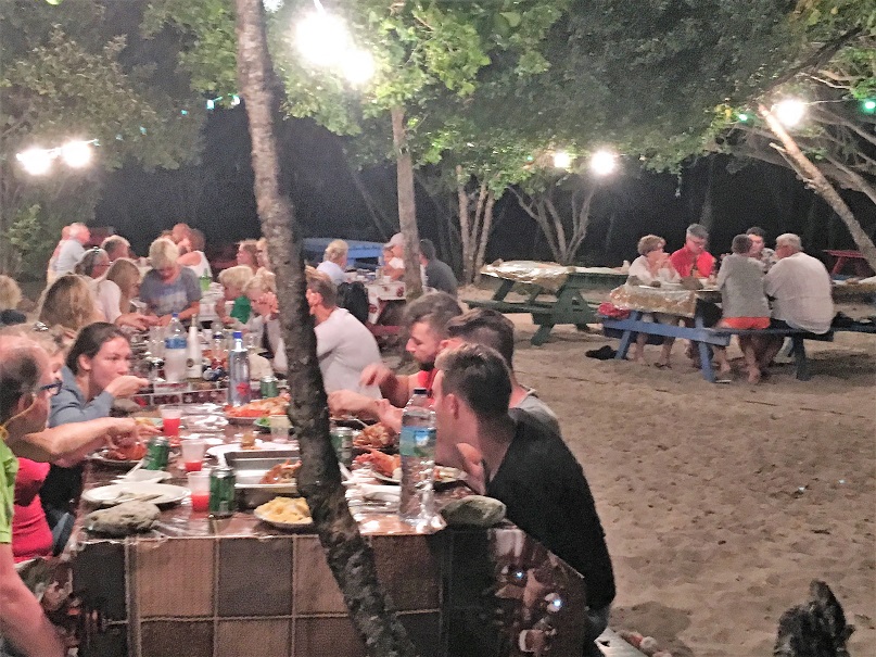 Diner au restaurant de la plage